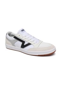 Zapatillas blancas con detalles en negro y gris, ante y cuero texturizados, caja de puntera perforada, cordones planos y suela de goma.