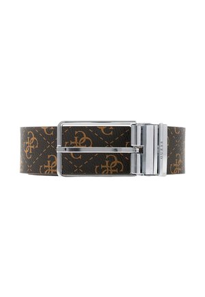 Ceinture en cuir marron présentant une surface texturée et un motif de logo répétitif. Boucle en métal argenté avec la marque "Guess", de forme rectangulaire.
