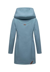 Manteau bleu avec une grande capuche, des manches longues et une légère silhouette en A. Comprend un branding subtil et une texture lisse.