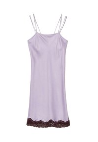 Vestito slip lavanda con doppie spalline sottili e bordo in pizzo viola scuro lungo l'orlo, posato su uno sfondo bianco.