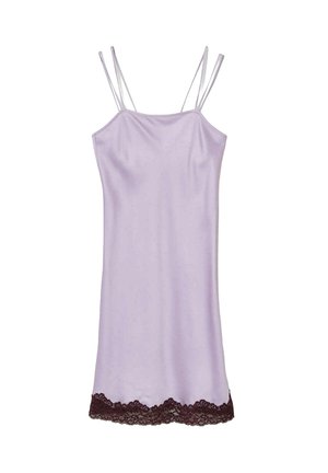 Vestito slip lavanda con doppie spalline sottili e bordo in pizzo viola scuro lungo l'orlo, posato su uno sfondo bianco.