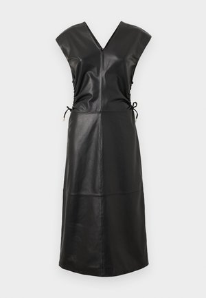 Abito in pelle nera con scollatura a V, maniche a campana e zip frontale. Presenta lati arricciati con lacci regolabili e design a taglio dritto.