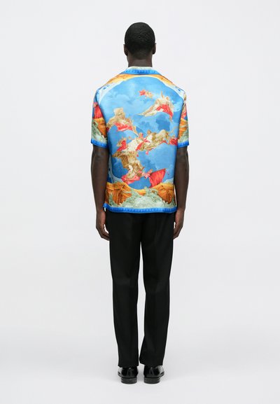 Πουκάμισο με κοντά μανίκια που χαρακτηρίζεται από ζωηρό μπλε φόντο και ένα σχέδιο εμπνευσμένο από το μπαρόκ με έντονα χρώματα. Ολοκληρώνεται με αντίθετη γαλάζια μπορντούρα.