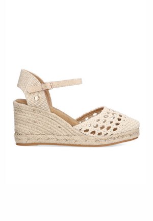 Sandalia de cuña de esparto en beige con suela de yute trenzado y punta abierta. Presenta una correa en el tobillo texturizada con un hebilla metálica y un diseño recortado.