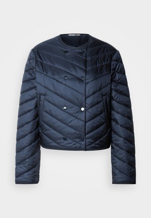 Casaco puffer azul-marinho com um design cropped, quilting em chevron, botões duplos e bolsos laterais. Textura suave e brilhante.