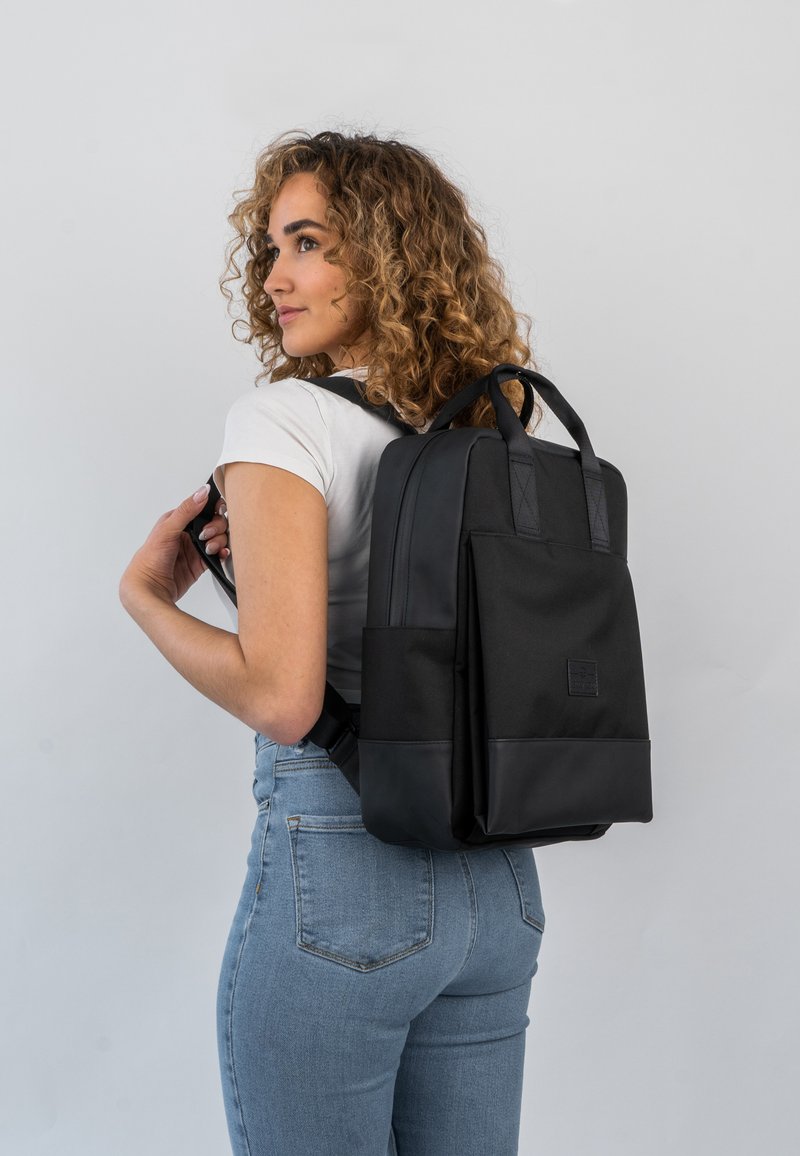 Johnny Urban Rugzak Dames & Heren Zwart - Jona Groot - Dagrugzak voor Universiteit, Kantoor & Reizen - Laptopvak 16 Inch - Waterafstotend Johnny Urban Rugzak Dames & Heren Zwart - Jona Groot - Dagrugzak voor Universiteit, Kantoor & Reizen - Laptopvak 16 Inch - Waterafstotend