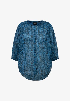 Blusa azul transparente con un patrón de paisley, escote redondo y mangas tres cuartos. Presenta un dobladillo curvado y detalles de botones en la parte delantera.