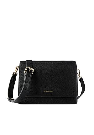 Sac en cuir noir texturé en bandoulière avec un logo en ton doré, une sangle ajustable et une forme rectangulaire. Présente un design minimaliste et des accents raffinés.