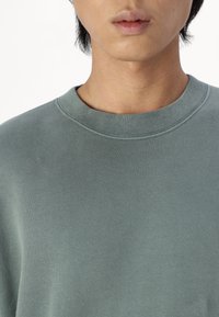 Abercrombie & Fitch ESSENTIAL - Sweatshirt - balsam green