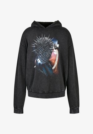 Czarna bluza z kapturem z graficznym nadrukiem kolczastego obiektu i łańcuchów, wykonana z miękkiego materiału o luźnym kroju.