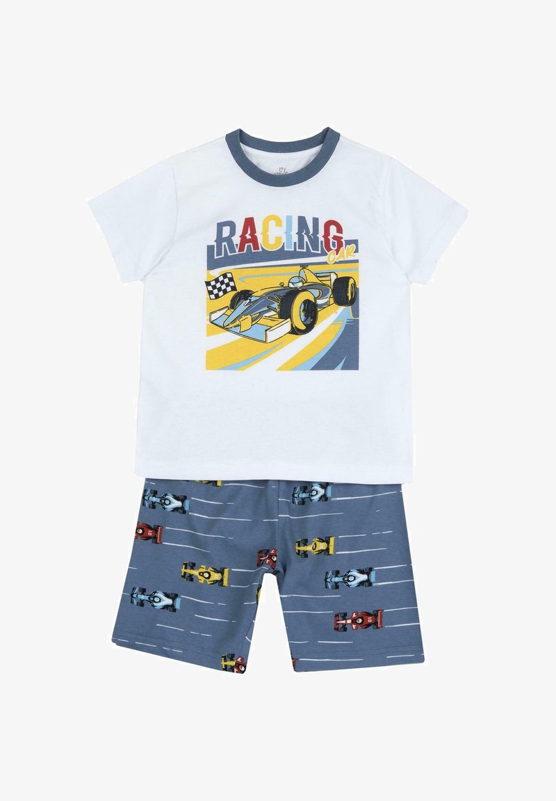 T-shirt blanc en coton à manches courtes avec un motif coloré de voiture de course, assorti à un short bleu avec des motifs de voitures multicolores sur un fond rayé.