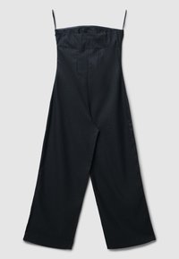 Schwarzer, weit geschnittener Jumpsuit mit Nadelstreifen, trägerlosem Design und glatter Textur. Mit maßgeschneiderten Falten und lässigem Schnitt.