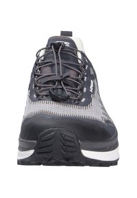 Sportschuh in Schwarz und Grau mit einem atmungsaktiven Obermaterial aus Mesh, elastischem Schnürsystem, gepolsterter Sohle und strukturiertem Außensohlenprofil für besseren Grip.