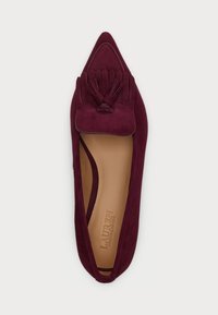 Burgundowe zamszowe płaskie buty z ostrym noskiem, z teksturowaną kokardką i gładką podszewką.