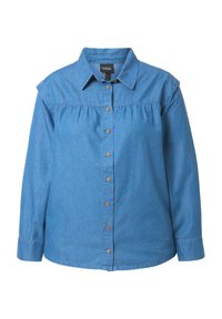 Chemise en jean bleu à manches longues avec col, boutons en bois et détail subtil froncé sur la poitrine.