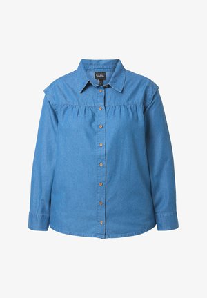 Modrá riflová košile s dlouhým rukávem, knoflíky a límečkem, dřevěné knoflíky a jemný nashromážděný detail přes horní část hrudi.
