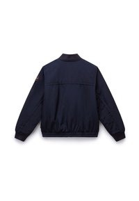 Ναυτικό μπλε μπουφάν τύπου bomber με ριχτό γιακά και μανίκια, ελαστική μέση και λεία υφή. Διαθέτει λογότυπο επένδυση στο μανίκι.
