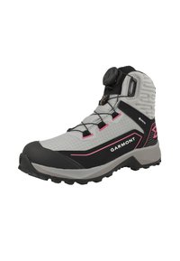Stivale da trekking grigio con accenti neri e rosa, realizzato in materiale sintetico testurizzato. Presenta un sistema di lacci BOA e una suola robusta per una buona trazione.