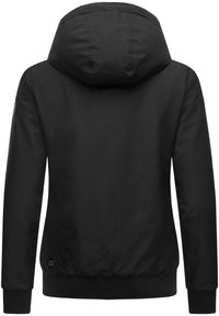 Veste noire avec capuche, poignets et ourlet côtelés, arborant un logo sur la manche supérieure gauche et un tissu lisse et texturé.