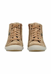 Sneaker alte in suede tan con design a lacci marroni a contrasto, chiusura con zip laterale e suola in gomma bianca. Rivestimento interno morbido.