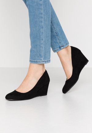 Czółenka na koturnie