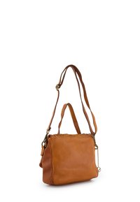 Bruine leren handtas met gevlochten accenten aan de bovenkant, een lange verstelbare schouderriem en een korter handvat voor veelzijdig dragen.