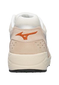 Baskets beige et blanches en matériaux en daim et en maille ; dotées d'une semelle texturée, d'un logo orange et de coutures détaillées sur le talon.