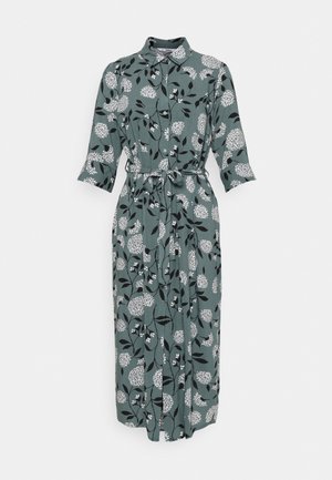 Vestido verde con estampado floral, escote con cuello, cierre de botones en la parte delantera, mangas tres cuartos y cintura con lazo. Tela ligera y suave.