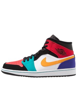 Basket montante Air Jordan en rouge, noir, sarcelle, blanc, jaune et violet avec des lacets noirs et le logo Nike Swoosh sur le côté.