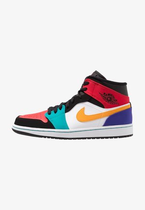 Basket montante Air Jordan en rouge, noir, sarcelle, blanc, jaune et violet avec des lacets noirs et le logo Nike Swoosh sur le côté.