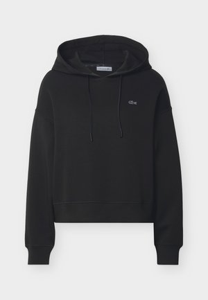 Sudadera negra con capucha tipo pulóver, bolsillo frontal, capucha con cordón, puños acanalados y pequeño logo bordado en el pecho.