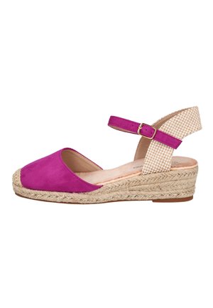 Sandalia de cuña con parte delantera de ante morado, tira beige tejida para el tobillo con hebilla y suela de plataforma trenzada de yute.