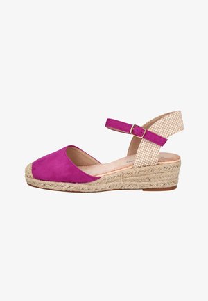 Sandalia de cuña con parte delantera de ante morado, tira beige tejida para el tobillo con hebilla y suela de plataforma trenzada de yute.
