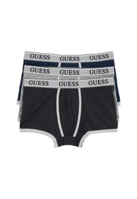 Tres pares de bóxer para hombre en gris oscuro, azul marino y gris claro. Cada uno cuenta con una cinturilla blanca con "GUESS" impreso en negro.