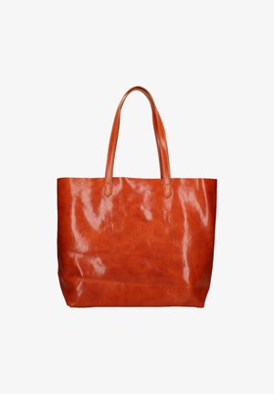 Sac fourre-tout en cuir beige avec une surface lisse et brillante, comportant de longues poignées et une forme rectangulaire spacieuse. Pas de matériel ou d'accents visibles.