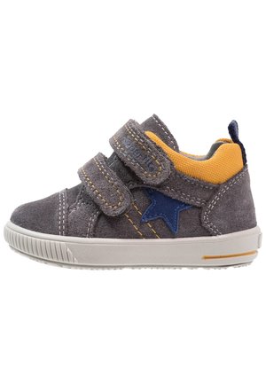 Sneaker grigio per bambini con colletto giallo, dettaglio a stella blu, doppio strap in velcro e suola in gomma bianca.