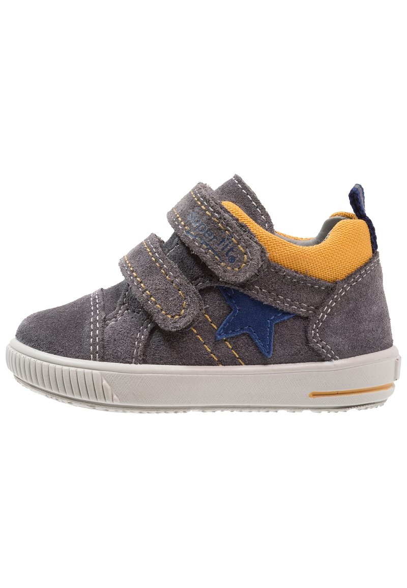 Sneaker grigio per bambini con colletto giallo, dettaglio a stella blu, doppio strap in velcro e suola in gomma bianca.