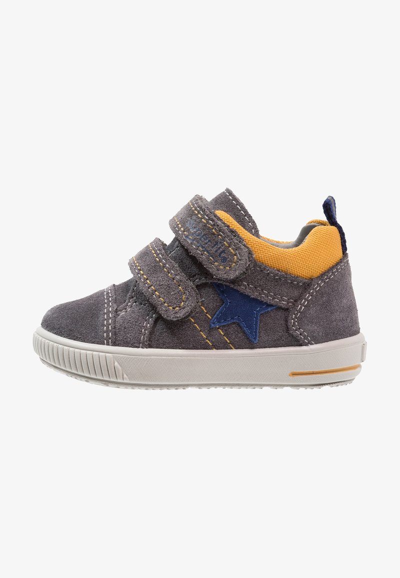 Sneaker grigio per bambini con colletto giallo, dettaglio a stella blu, doppio strap in velcro e suola in gomma bianca.