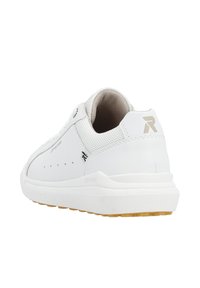Baskets blanches avec une tige en cuir lisse et des accents en maille, bout rond et semelle en caoutchouc texturé. Logo embossé sur le talon.