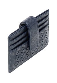 Portafoglio in pelle blu navy con design intrecciato, più scomparti per carte e una chiusura sicura con cinturino. Texture liscia con bordi cuciti.