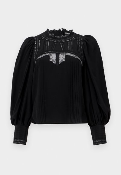 Czarna bluzka z wysokim koronkowym kołnierzykiem, plisowanym przodem i bufkami. Koronkowe akcenty przy dekolcie i mankietach dodają szczegółów. Gładka tekstura.
