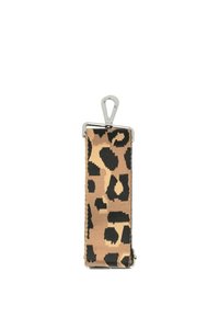 Cinghia con stampa leopardata in beige e nero, realizzata in un tessuto resistente con un gancio metallico lucido argentato nella parte superiore per il fissaggio.
