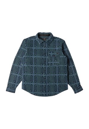 Camisa de manga larga con botones en azul oscuro con un patrón geométrico en azul claro y teal. Cuenta con un cuello clásico y un único bolsillo en el pecho.
