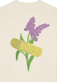 Felpa color crema con ricamo di due fiori viola e una benda gialla, dettagliata con foglie verdi.