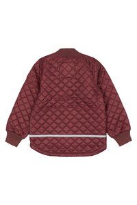 Bordo puhas jakna s teksturiranim uzorkom, rebrastim manžetama i reflektirajućom trakicom na rubu. Pogled sa stražnje strane ne prikazuje vidljive džepove ili metalne dijelove.