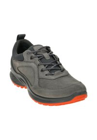 Grijze suède en mesh sneaker met zwarte accenten, met een gestructureerde bovenkant, platte veters en een oranje rubberen zool.