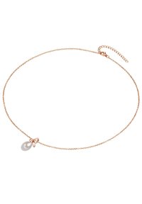 Rožu zelta kaklarota ar smalku ķēdi, olnīcu pērļu piekariņu un omāra sprādzi ar pagarinājuma ķēdi, lai pielāgotu garumu.