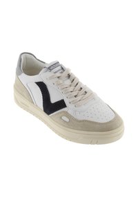 Sneaker in pelle bianca con accenti in suede grigio, suola testurizzata e logo blu navy. Presenta lacci tondi e punta perforata.