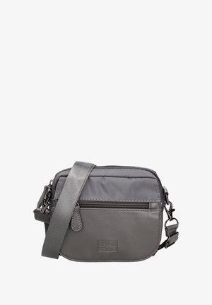 Borsa a tracolla grigia con una finitura liscia e opaca. Include una tasca con zip frontale e una tracolla regolabile. Design rettangolare semplice.