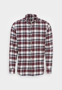 Långärmad skjorta med knappar i röd, vit och marinblå rutigt mönster och en knapp-down krage.